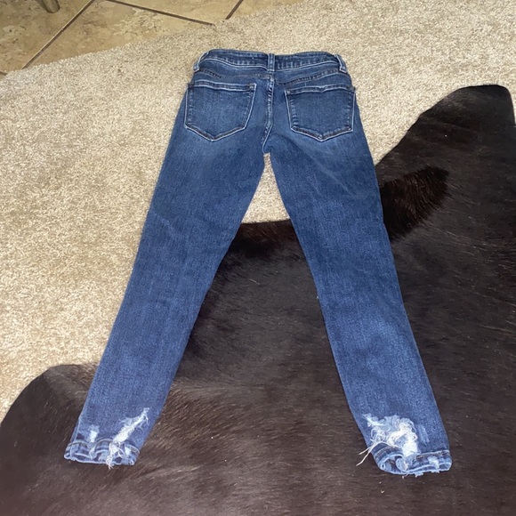 Super cute distressed skinny jeans and perfect used condition - Picture 6 of 10